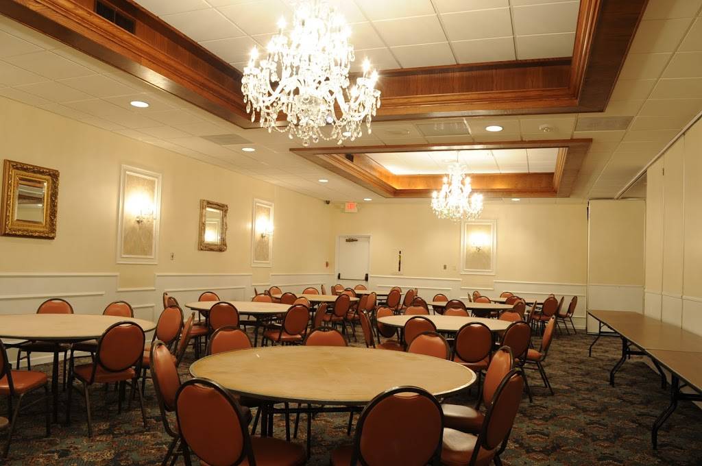 Chucks Southern Comforts Cafe & Banquets | night club | 8025 Cass Avenue, Darien, IL 60561, USA | 3314314000 OR +1 331-431-4000