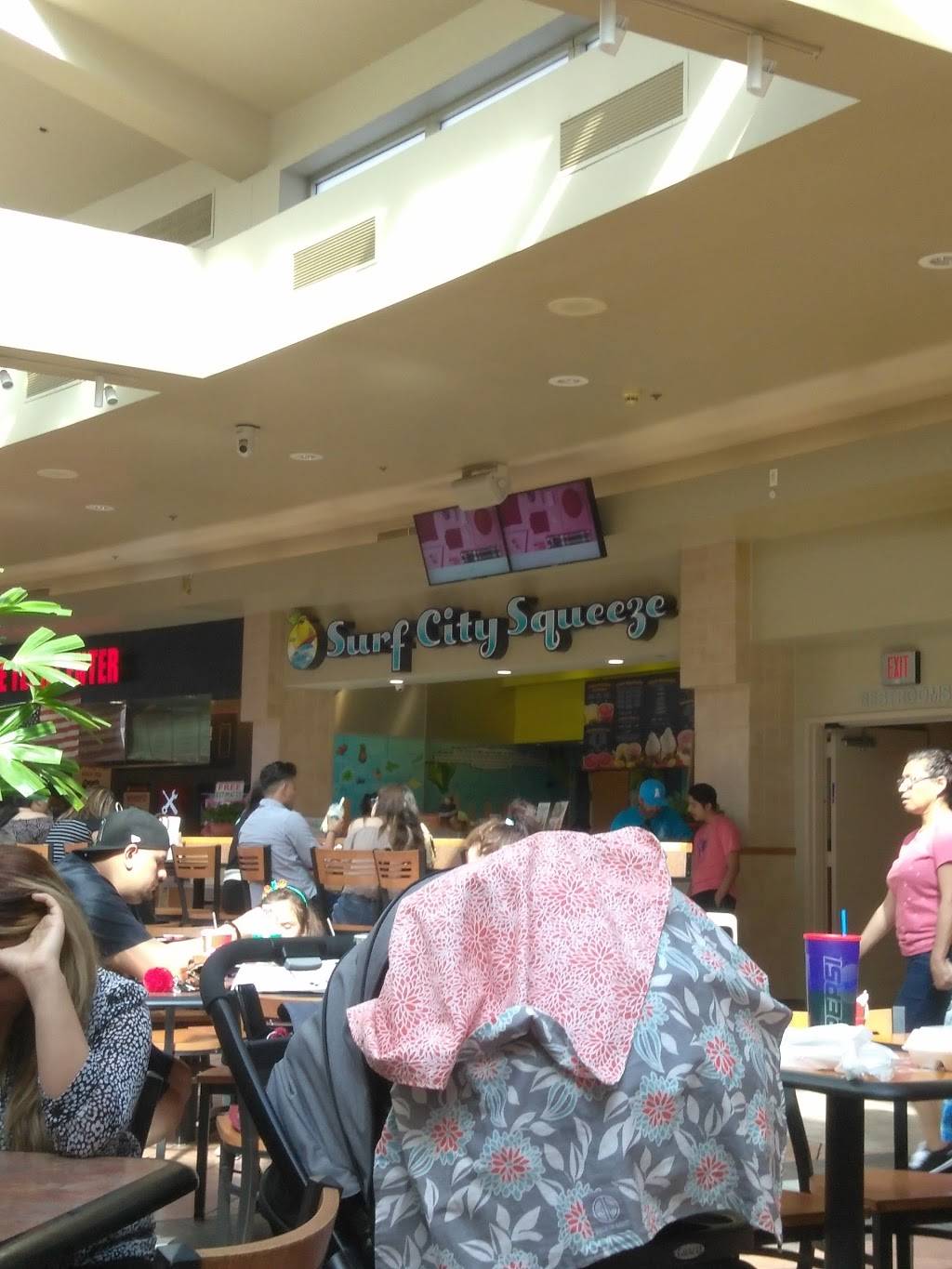 Surf City Squeeze | restaurant | 500 Inland Center, Space 107, San Bernardino, CA 92408, USA | 9093831434 OR +1 909-383-1434