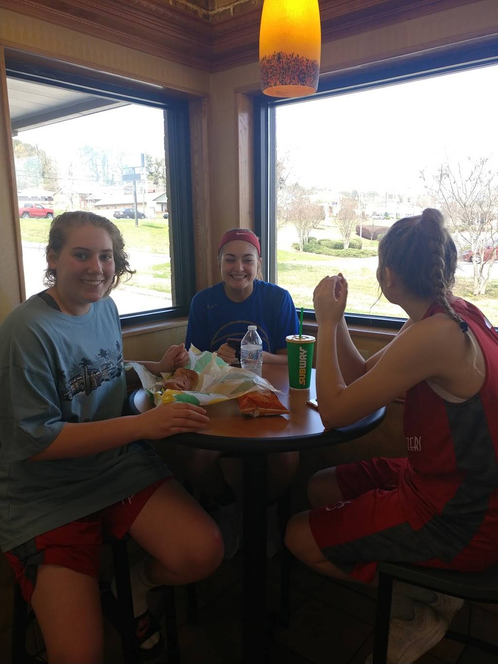 Subway | restaurant | 2033 Gunter Ave, Guntersville, AL 35976, USA | 2565822035 OR +1 256-582-2035