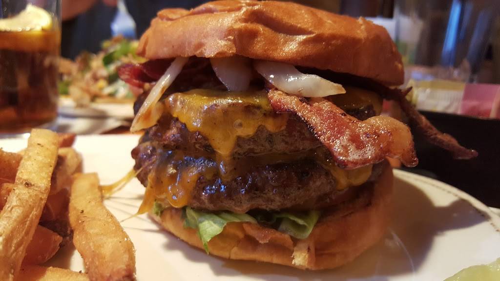 Grizzlys | restaurant | 4890 Golf Rd, Eau Claire, WI 54701, USA | 7158326481 OR +1 715-832-6481