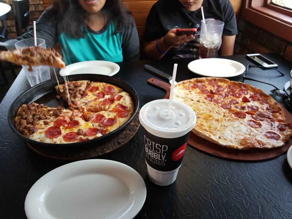 Pizza Hut | meal delivery | 210 W Sinton St, Sinton, TX 78387, USA | 3613644796 OR +1 361-364-4796