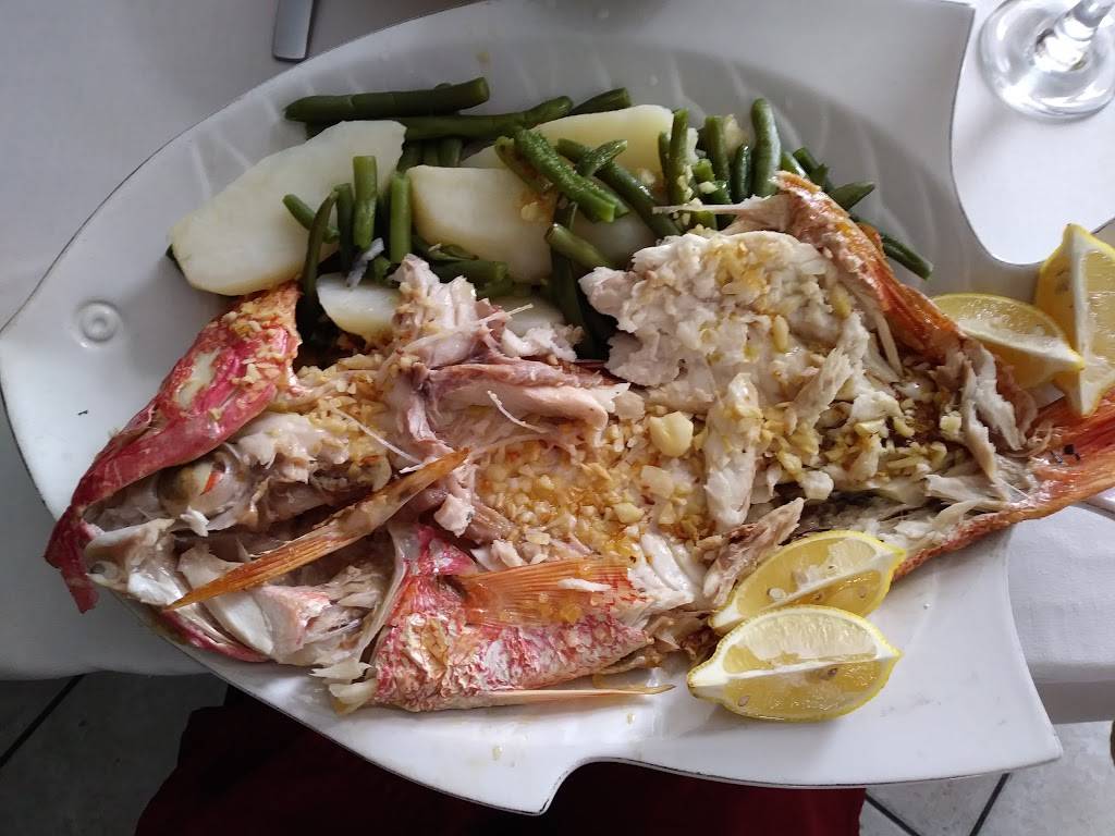 Dolphins Cove Restaurant & Marina | restaurant | 421 Seaview Ave, Bridgeport, CT 06607, USA | 2033353301 OR +1 203-335-3301