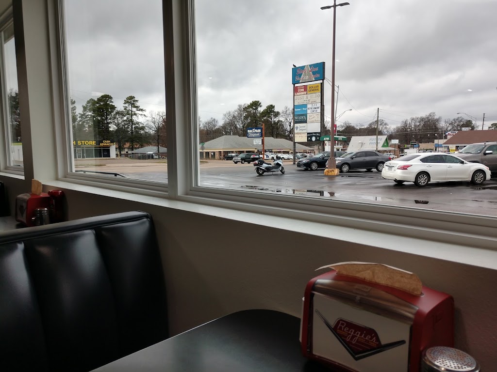 Reggies Burgers, Dogs & Fries | restaurant | 3200 N State Line Ave, Texarkana, AR 71854, USA | 8703304447 OR +1 870-330-4447