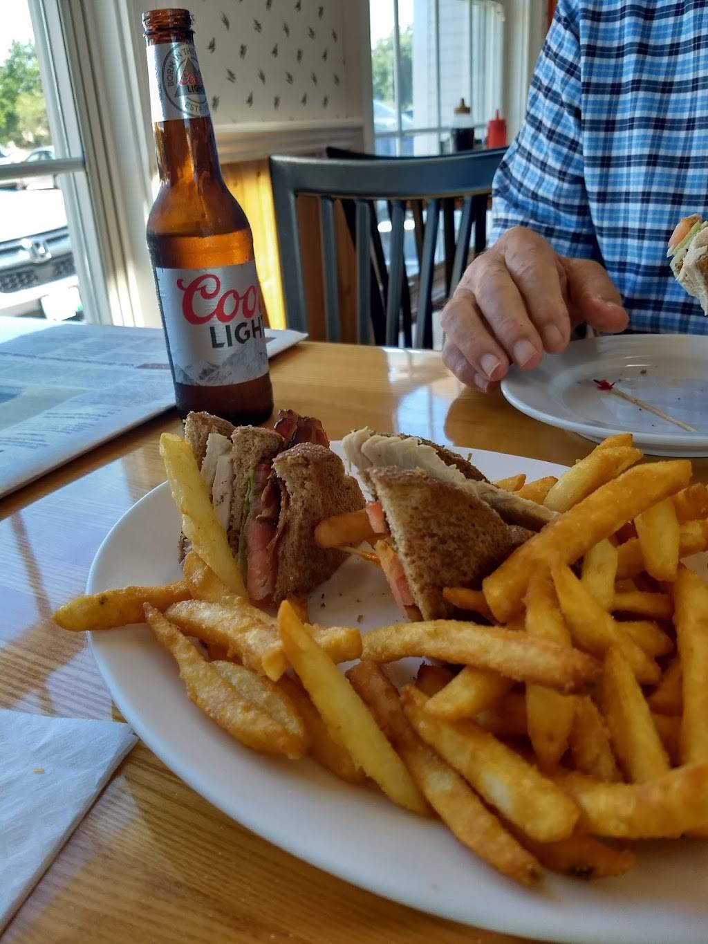 Foodworks Restaurant | restaurant | 2461 E Main Rd, Portsmouth, RI 02871, USA | 4016834664 OR +1 401-683-4664