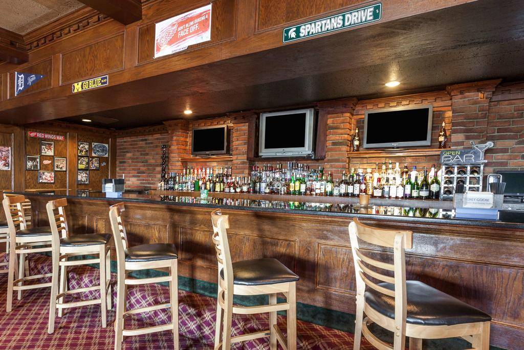 Gratiot Huddle Sports Bar & Grill | restaurant | 31327 Gratiot Ave, Roseville, MI 48066, USA | 5862934500 OR +1 586-293-4500