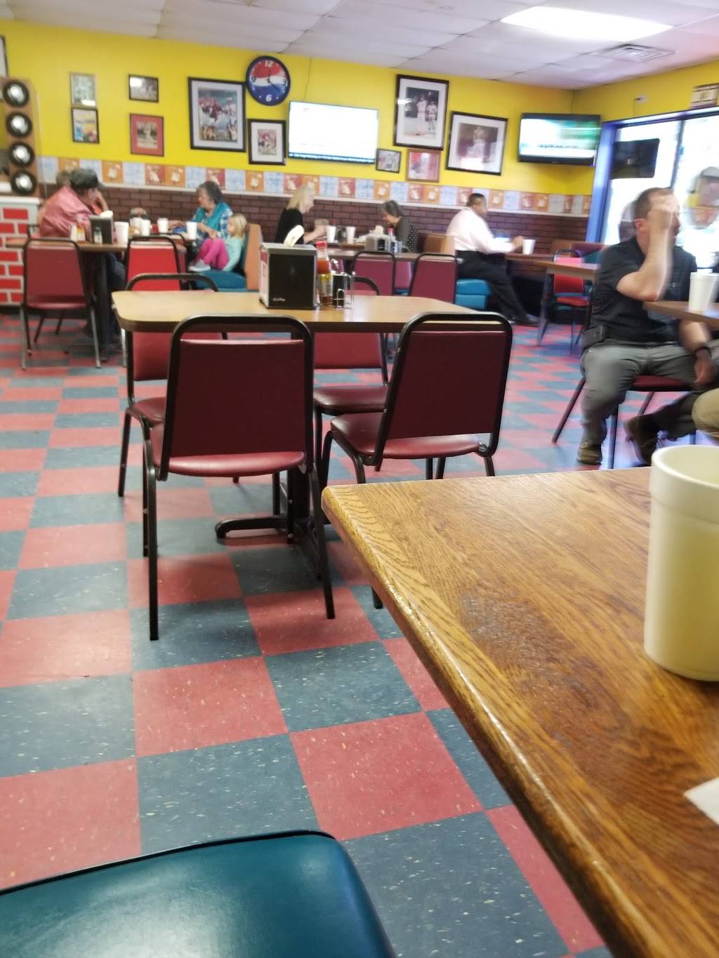 Three Guys Subs & Pies | restaurant | 2903 4th Ave, Conway, SC 29527, USA | 8432488004 OR +1 843-248-8004