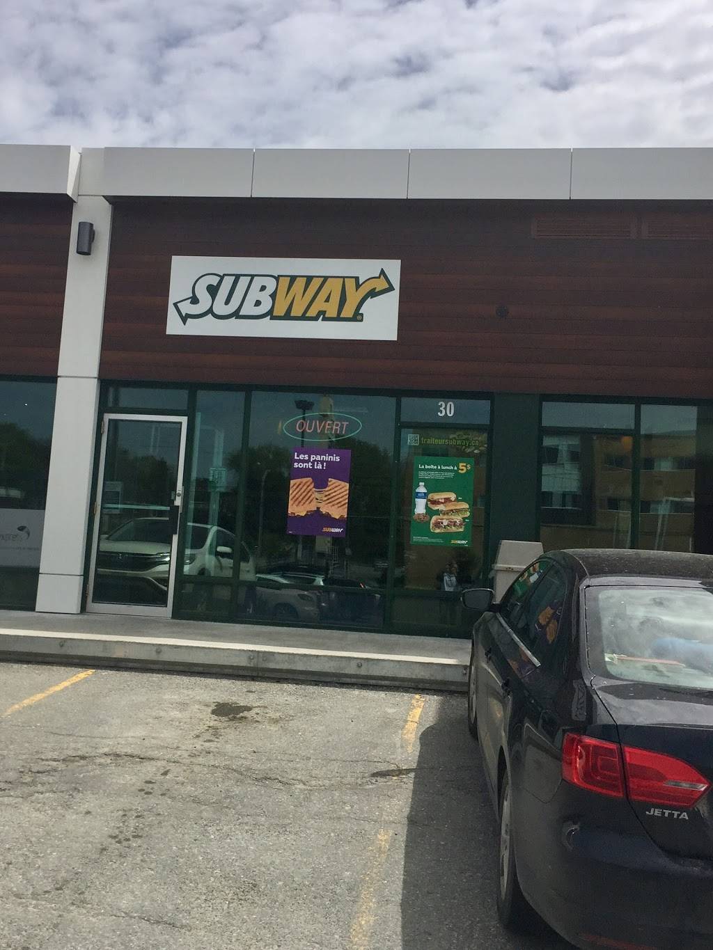 Restaurant SUBWAY | restaurant | 30 Boulevard Jacques-Cartier N, Sherbrooke, QC J1J 2Z2, Canada | 8195641782 OR +1 819-564-1782