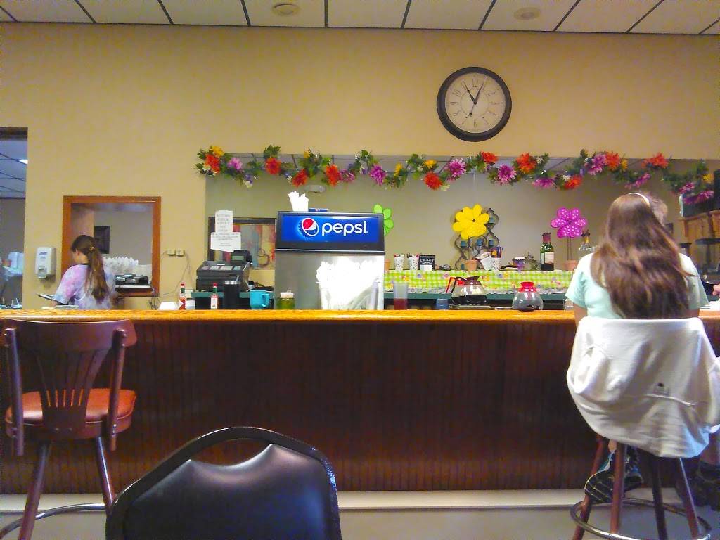 Ritas Family Dining | restaurant | 103 N Michigan Ave, Edgerton, OH 43517, USA | 4192981416 OR +1 419-298-1416