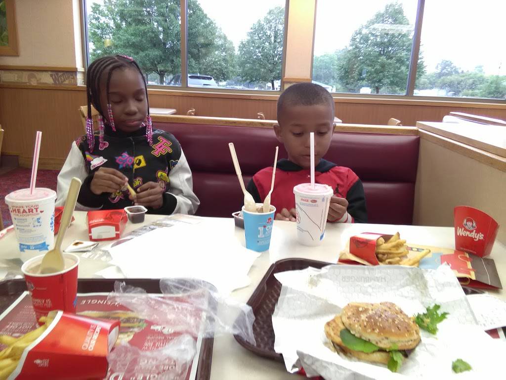Wendys | restaurant | 2727 Eaton Rapids Rd, Lansing, MI 48911, USA | 5173947851 OR +1 517-394-7851