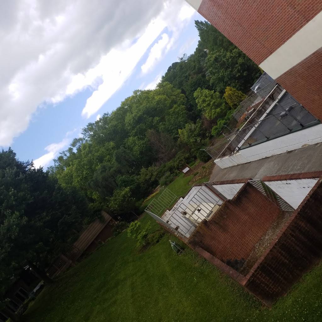 Hilltop Restaurant | restaurant | 3132 Shenandoah Ave NW, Roanoke, VA 24017, USA | 5403444404 OR +1 540-344-4404