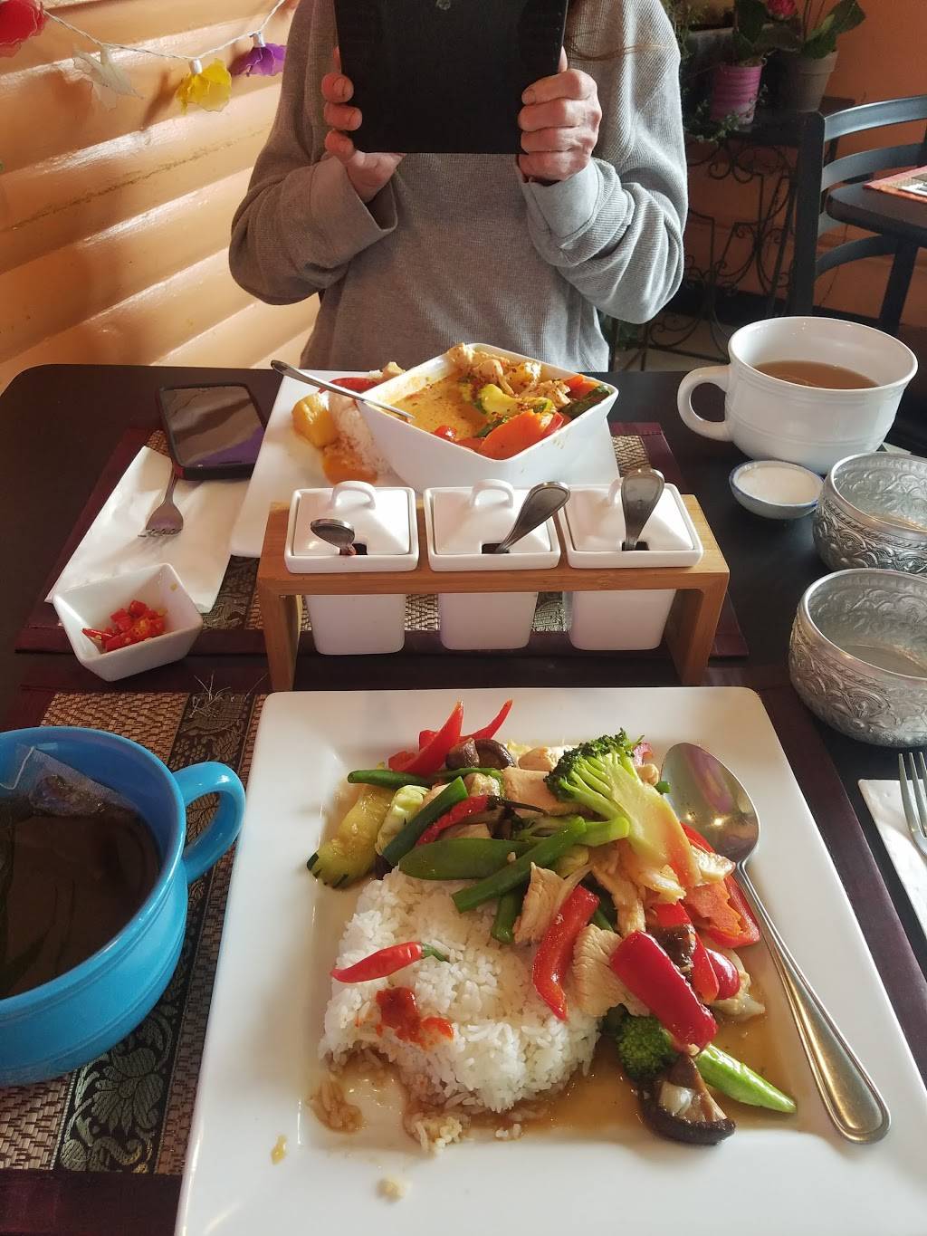 Julies Thai Kitchen | restaurant | 138 Main St, Lyons, CO 80540, USA | 3038232327 OR +1 303-823-2327