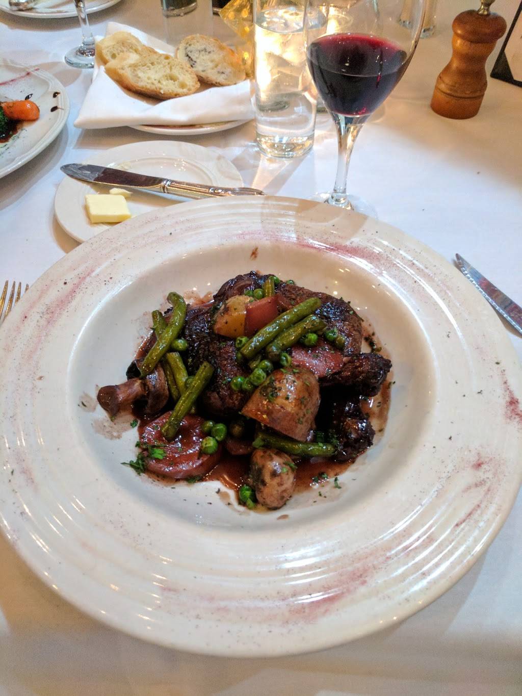 Le Petit Paris | restaurant | 260 E Chestnut St, Chicago, IL 60611, USA | 3127878260 OR +1 312-787-8260