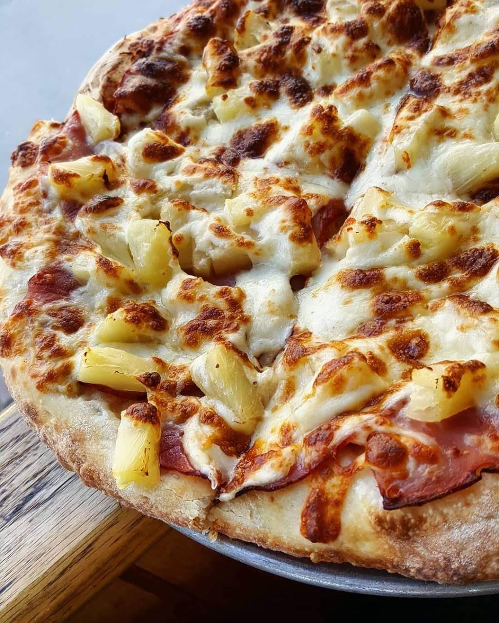 Gigi Pizzeria | restaurant | 302 Chemin du Bord-du-Lac, Pointe-Claire, QC H9S 4L5, Canada | 5146974587 OR +1 514-697-4587