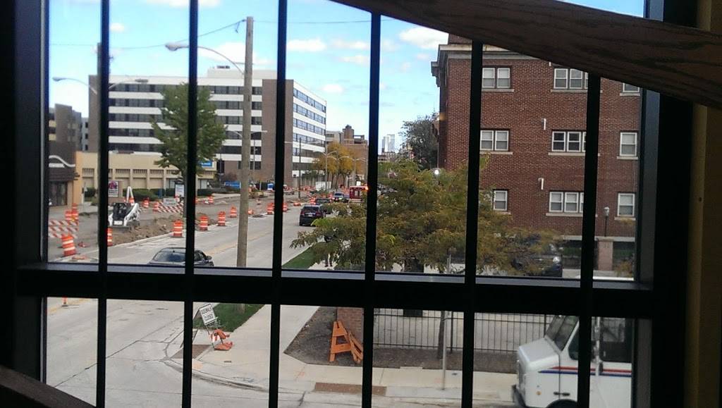 Ambassador Inn | restaurant | 2301 W Wisconsin Ave, Milwaukee, WI 53233, USA | 4143420000 OR +1 414-342-0000