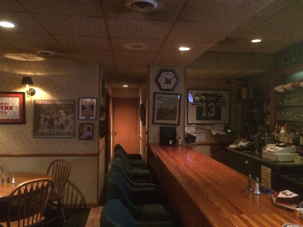 Huntergreen Inn & Pub | restaurant | 319 E Broad St, Raymond, IL 62560, USA | 2172293683 OR +1 217-229-3683