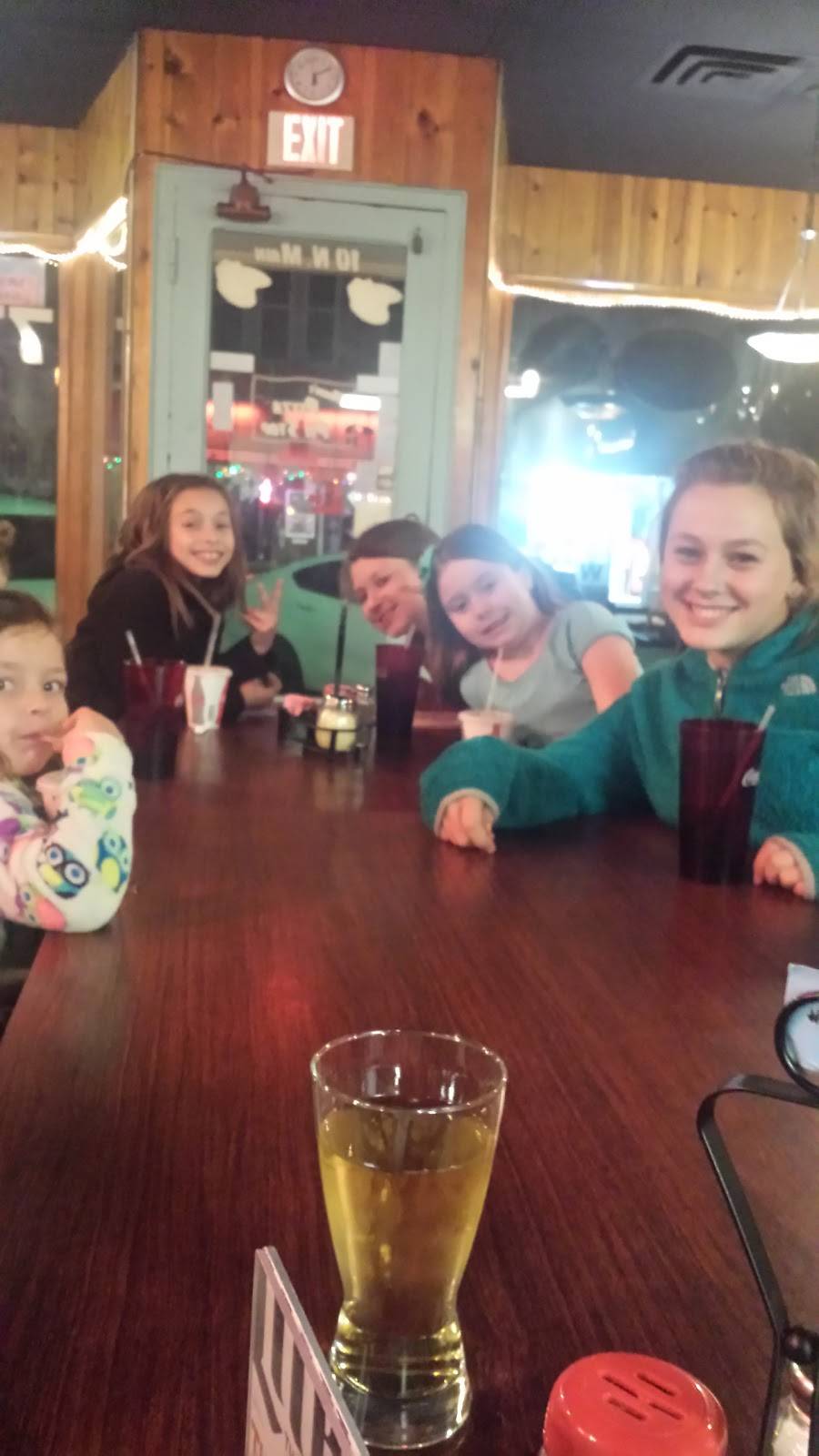 Mikeys Pizza Pit Stop | restaurant | 10 N Main St, Knox, IN 46534, USA | 5747725888 OR +1 574-772-5888