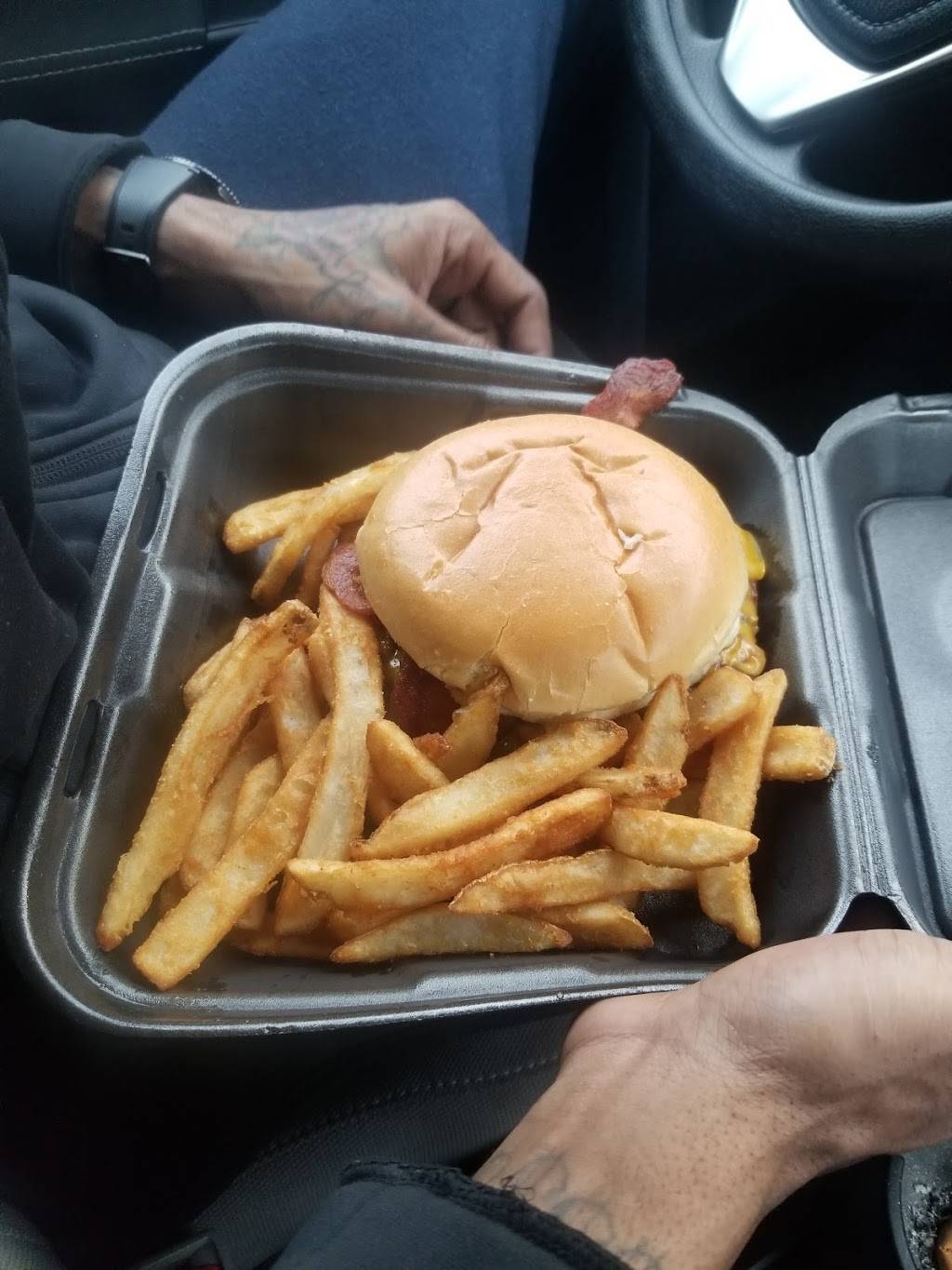 Ziggys Pub & Restaurant | restaurant | 193 Park Ave, Amherst, OH 44001, USA | 4409853663 OR +1 440-985-3663