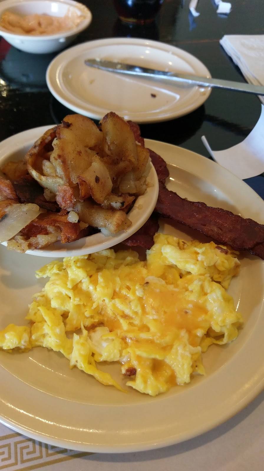 Maxines Chicken & Waffles | restaurant | 132 N East St, Indianapolis, IN 46204, USA | 3174233300 OR +1 317-423-3300