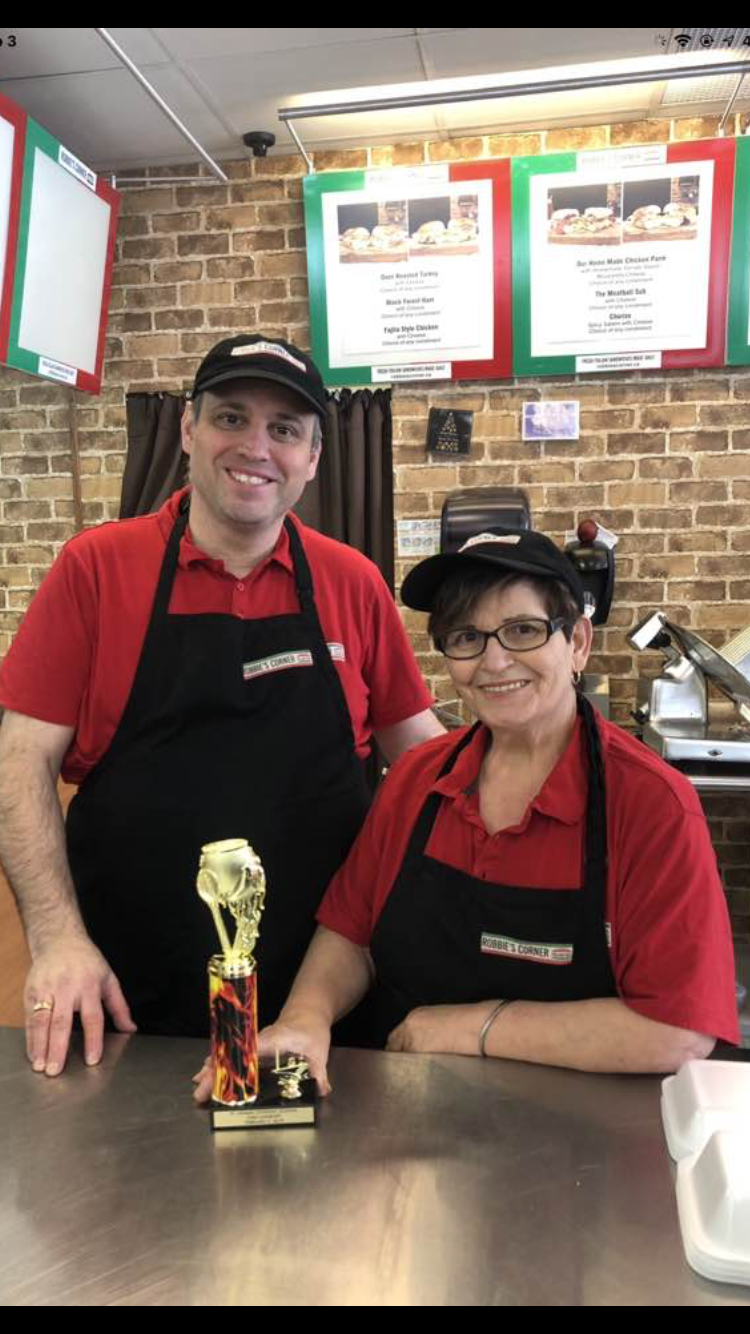 Roberto’s Corner | restaurant | 1034 Pleasant Park Rd, Ottawa, ON K1G 2A1, Canada | 6137990195 OR +1 613-799-0195