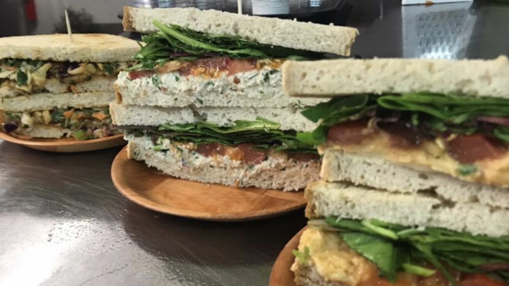 Jacq n Dianes Juice Box | restaurant | 3034 Grange Hall Rd, Holly, MI 48442, USA | 2483698034 OR +1 248-369-8034