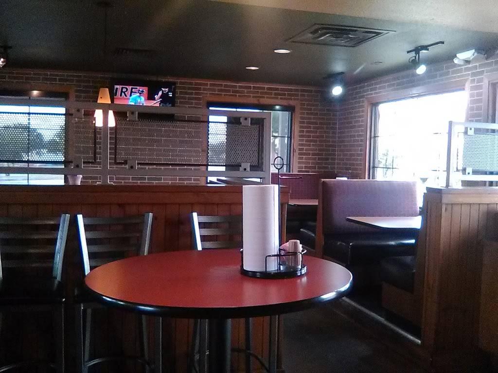 Pizza Hut | restaurant | 2808 N Main St, Fort Worth, TX 76106, USA | 8176251685 OR +1 817-625-1685