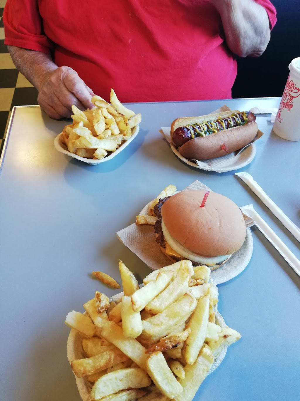 Hutch’s on the Beach | restaurant | 280 Van Wagners Beach Rd, Hamilton, ON L8E 3L8, Canada | 9055455508 OR +1 905-545-5508