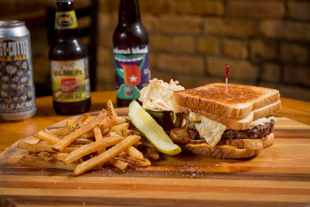 Emils Tavern on Center | restaurant | 161 Center St, Grayslake, IL 60030, USA | 8475438879 OR +1 847-543-8879