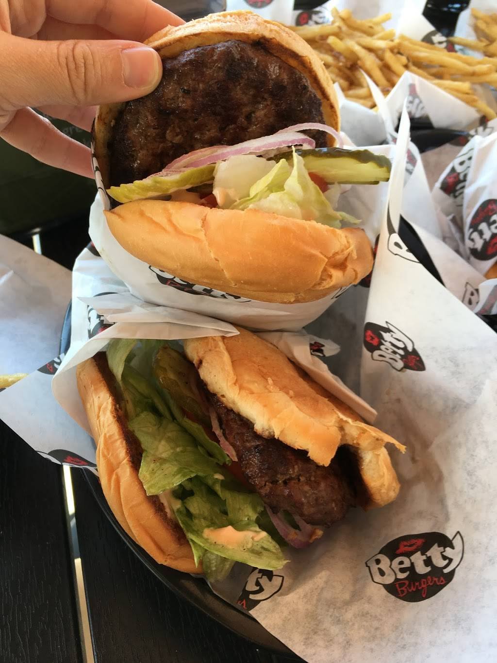 Betty Burgers | restaurant | 505 Seabright Ave, Santa Cruz, CA 95062, USA | 8314238190 OR +1 831-423-8190