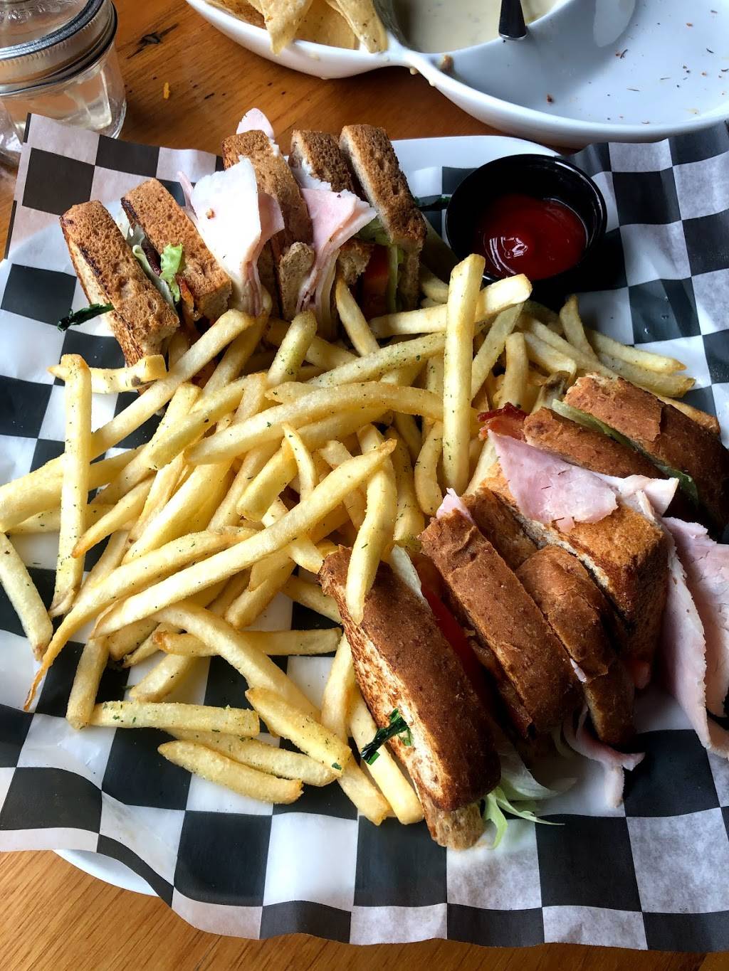 Tavern and Tap | restaurant | 101 S Washington Square, Lansing, MI 48933, USA | 5173745555 OR +1 517-374-5555