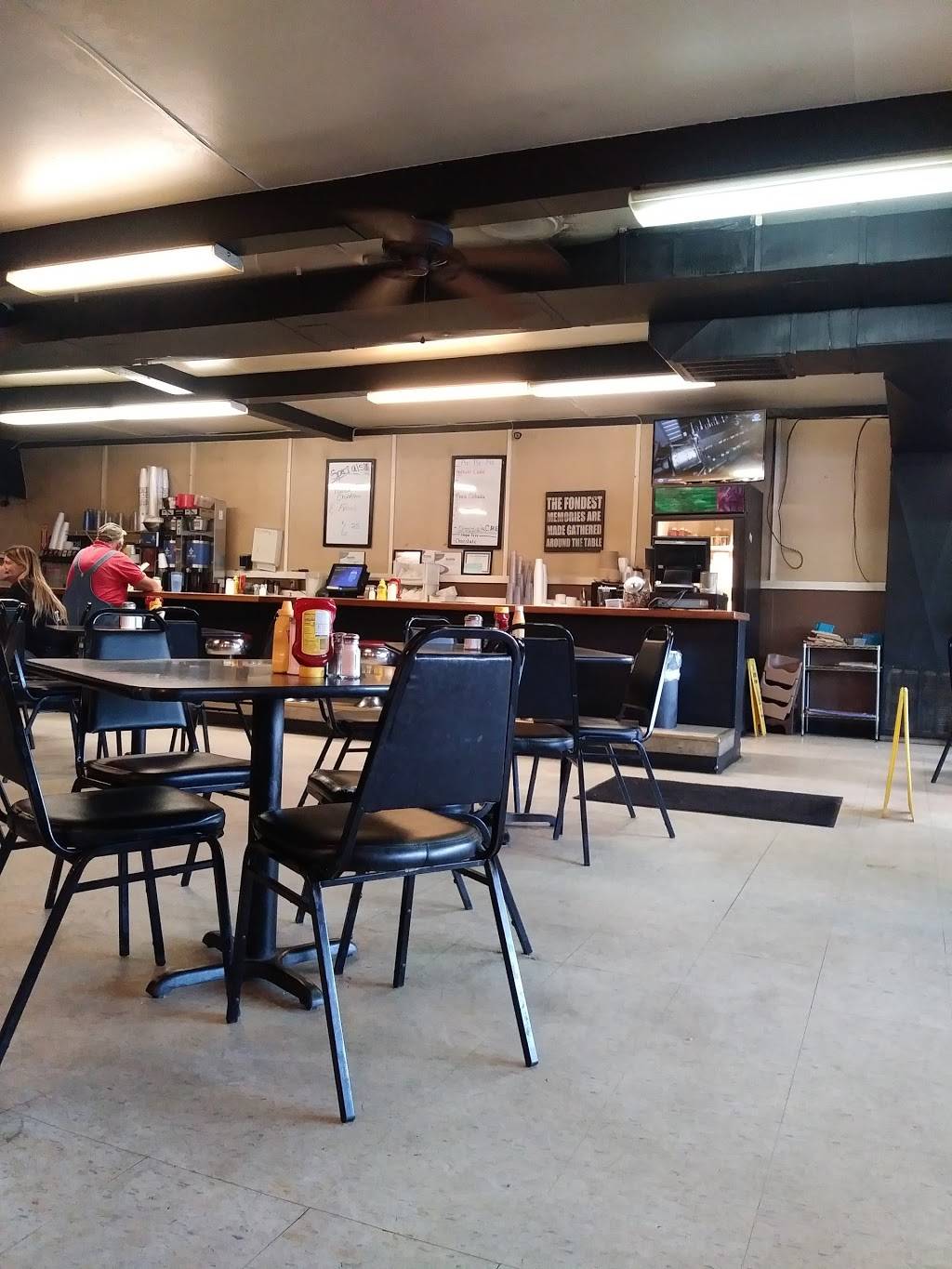 Slingers | restaurant | 4662 Gravois Rd, House Springs, MO 63051, USA | 6363753155 OR +1 636-375-3155