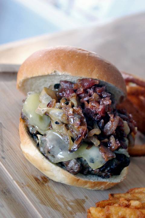 Back Door Burgers & More | restaurant | 36 Homers Wharf, New Bedford, MA 02740, USA | 5087173276 OR +1 508-717-3276