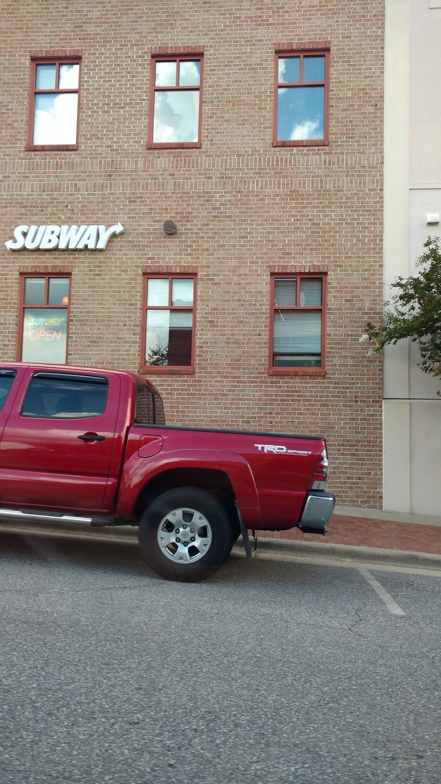 Subway | restaurant | 400 Market St, Chapel Hill, NC 27516, USA | 9199295584 OR +1 919-929-5584
