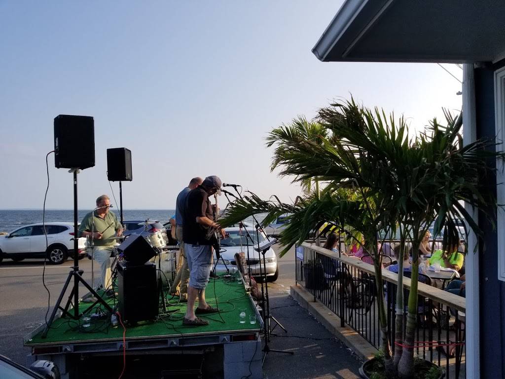 Rileys by the seawall | restaurant | 14 Beach Dr, Stratford, CT 06615, USA | 2036939255 OR +1 203-693-9255