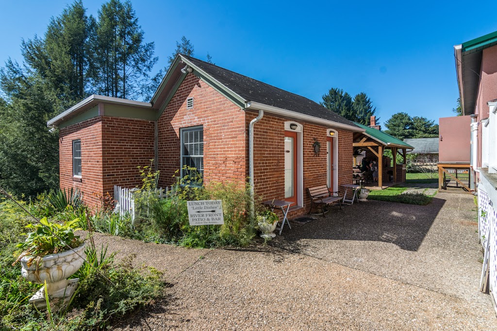 Elk River Hotel & Cafe by GlampOut Resorts | restaurant | 616 Main St, Sutton, WV 26601, USA | 3044022121 OR +1 304-402-2121