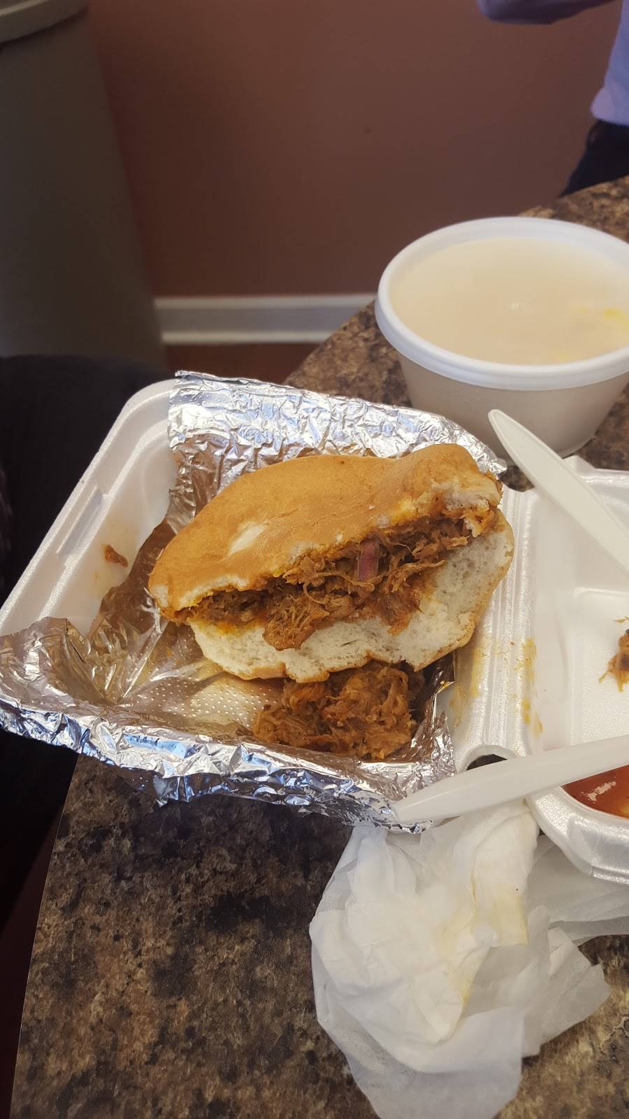 B & K Smoke House | restaurant | 1114 E Main St, Columbus, OH 43205, USA | 6142527017 OR +1 614-252-7017