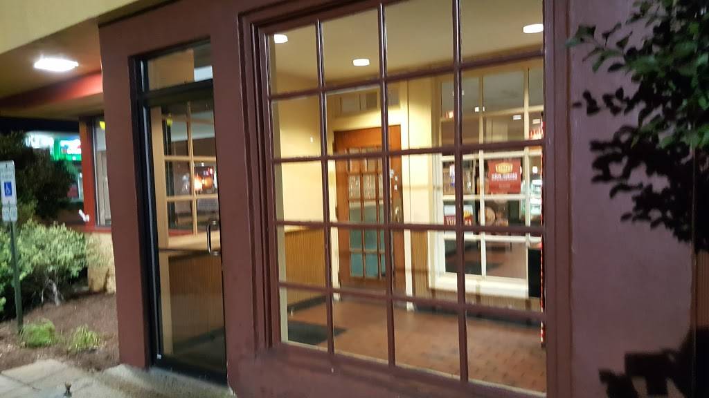 Dennys | restaurant | 17 Algonquin Rd, Arlington Heights, IL 60005, USA | 8475933240 OR +1 847-593-3240