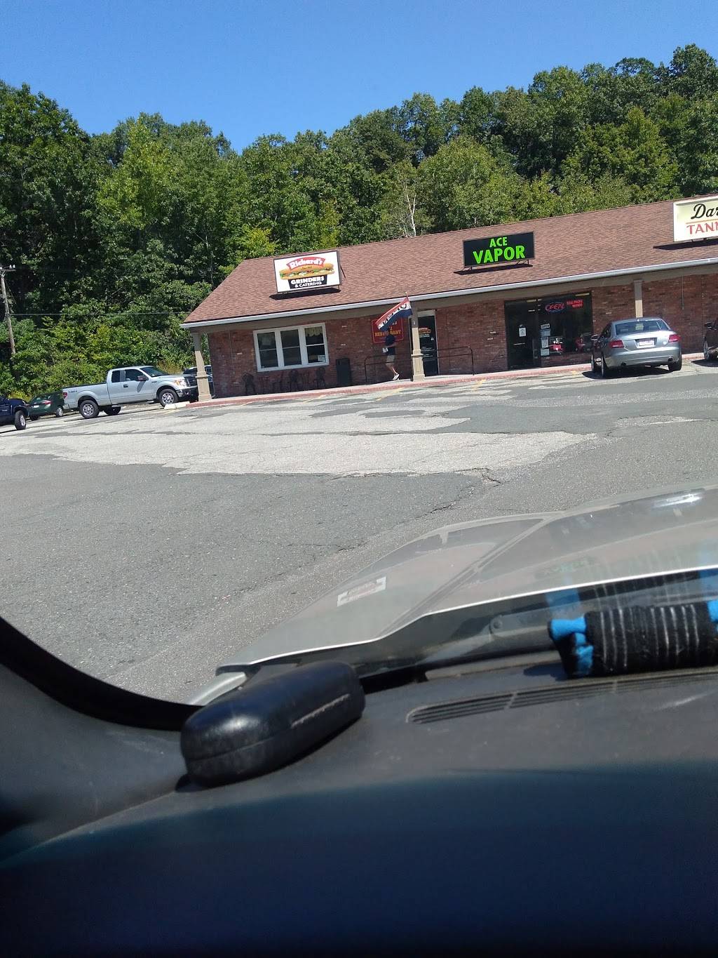 Richards Grinders | meal takeaway | 2592, 420 Union St # A, Westfield, MA 01085, USA | 4135629600 OR +1 413-562-9600