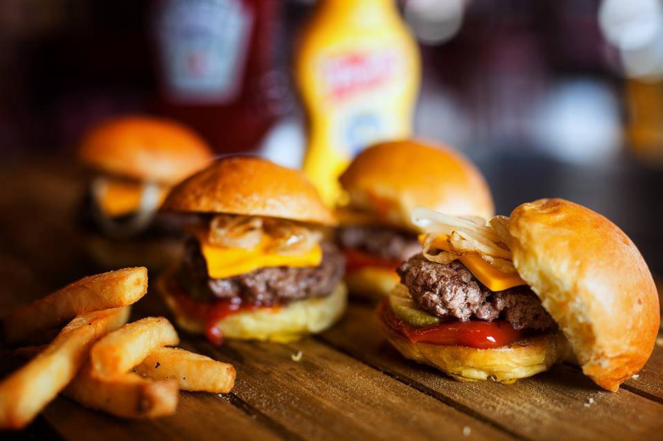 Famous Hamburger, West Dearborn | restaurant | 22207 Michigan Ave, Dearborn, MI 48124, USA | 3134360705 OR +1 313-436-0705