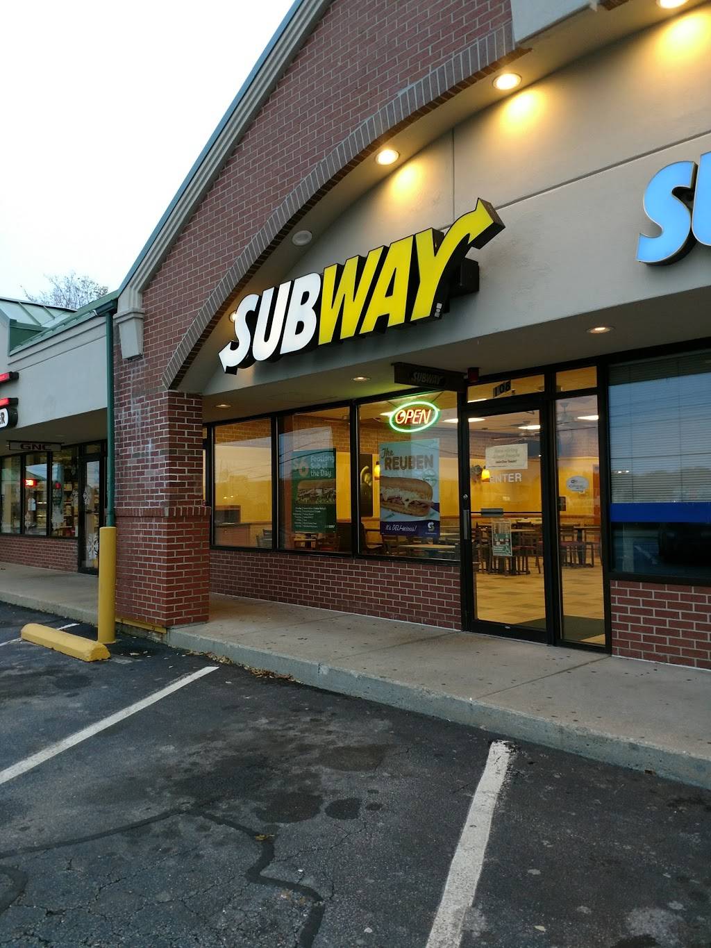Subway | restaurant | 111 Lenox St, Norwood, MA 02062, USA | 7814400048 OR +1 781-440-0048