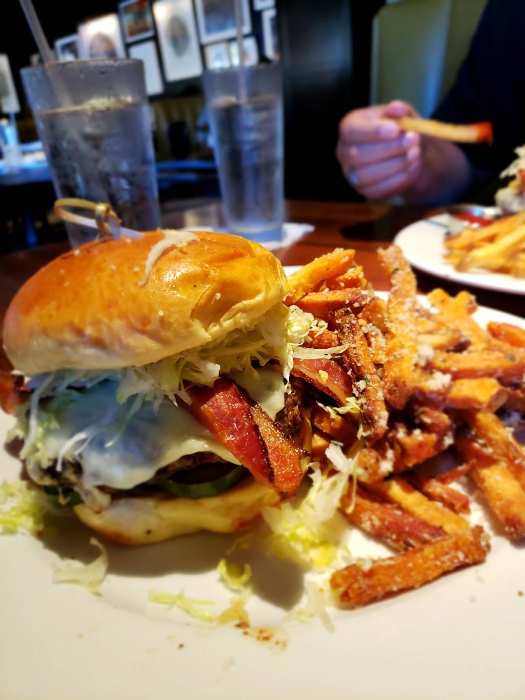 Burtons Grill & Bar of Alexandria | restaurant | 6452 Old Beulah St, Alexandria, VA 22315, USA | 7039221730 OR +1 703-922-1730