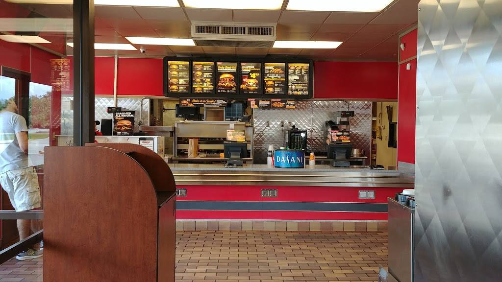 Hardees | restaurant | 211 N Main St, Bluffton, IN 46714, USA | 2608242668 OR +1 260-824-2668