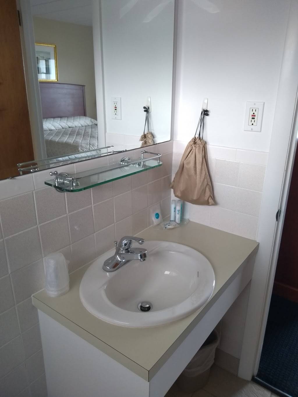 Atlantis Oceanfront Inn Hotel In Gloucester, MA | restaurant | 125 Atlantic Rd, Gloucester, MA 01930, USA | 9782830014 OR +1 978-283-0014