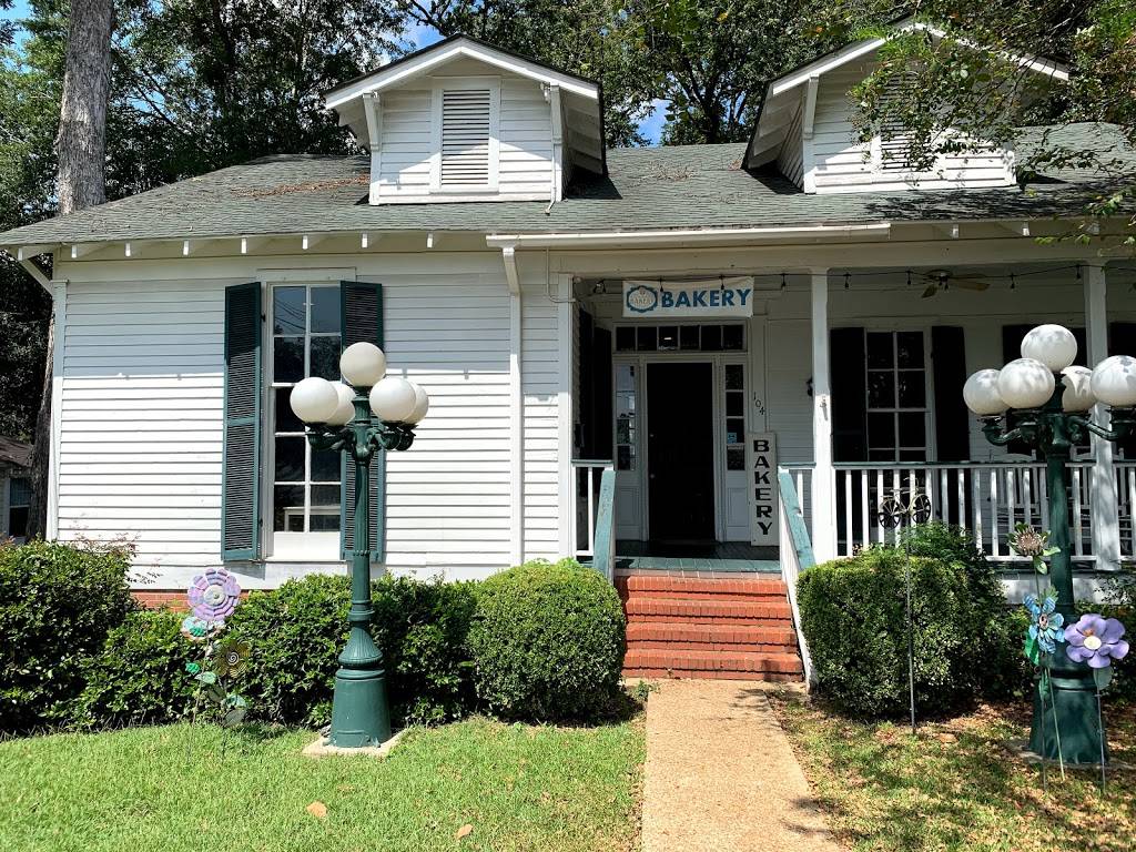 Lillies | restaurant | 412 US-80, Clinton, MS 39056, USA | 6015737465 OR +1 601-573-7465