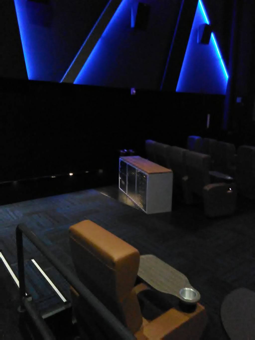 Studio Movie Grill | night club | 1555 Simi Town Center Way, Simi Valley, CA 93065, USA | 8054227100 OR +1 805-422-7100
