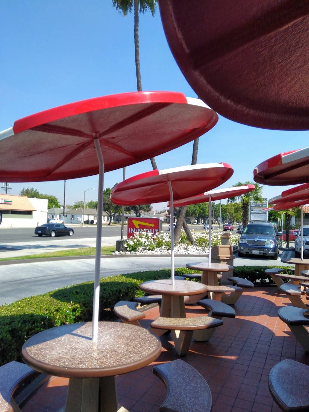 In-N-Out Burger | restaurant | 5820 Bellflower Blvd, Lakewood, CA 90713, USA | 8007861000 OR +1 800-786-1000