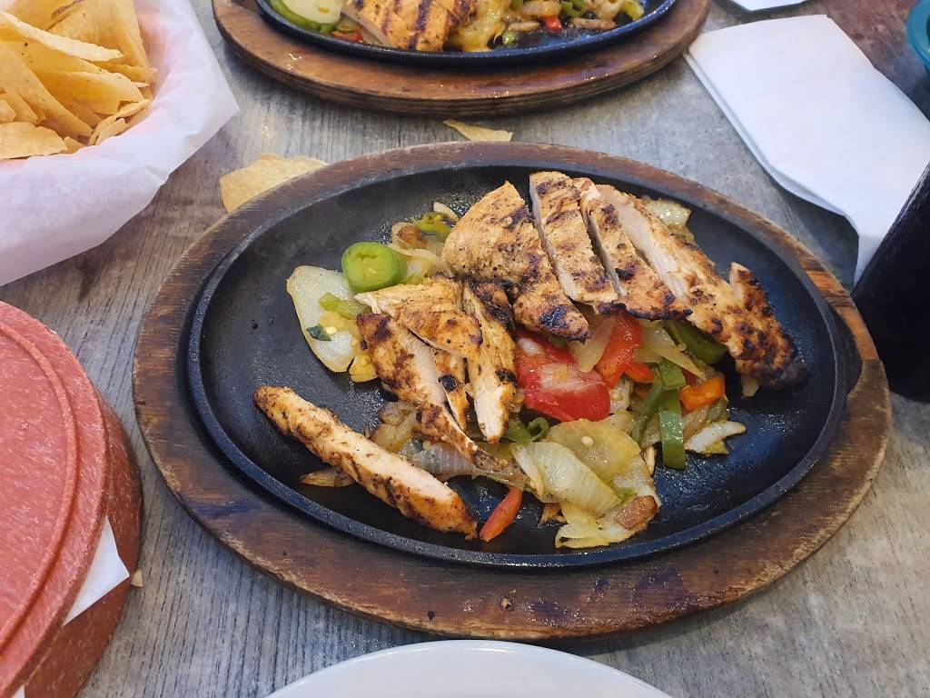 Chuys | restaurant | Service Rd, 9700 N Fwy, Fort Worth, TX 76177, USA | 8177416090 OR +1 817-741-6090