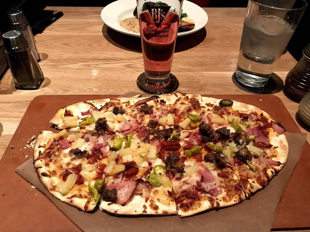 BJs Restaurant & Brewhouse | restaurant | 190 Nut Tree Pkwy, Vacaville, CA 95687, USA | 7073592200 OR +1 707-359-2200