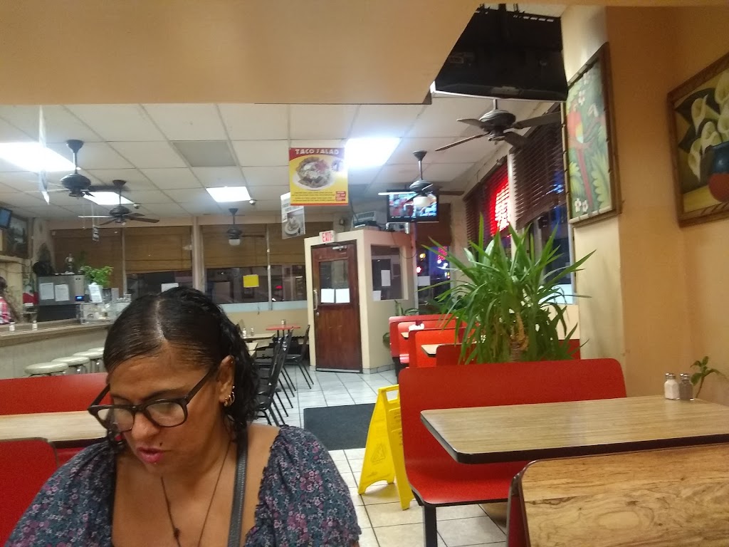 Lindo Guadalajara | restaurant | 4761 N Clark St, Chicago, IL 60640, USA | 7739617621 OR +1 773-961-7621