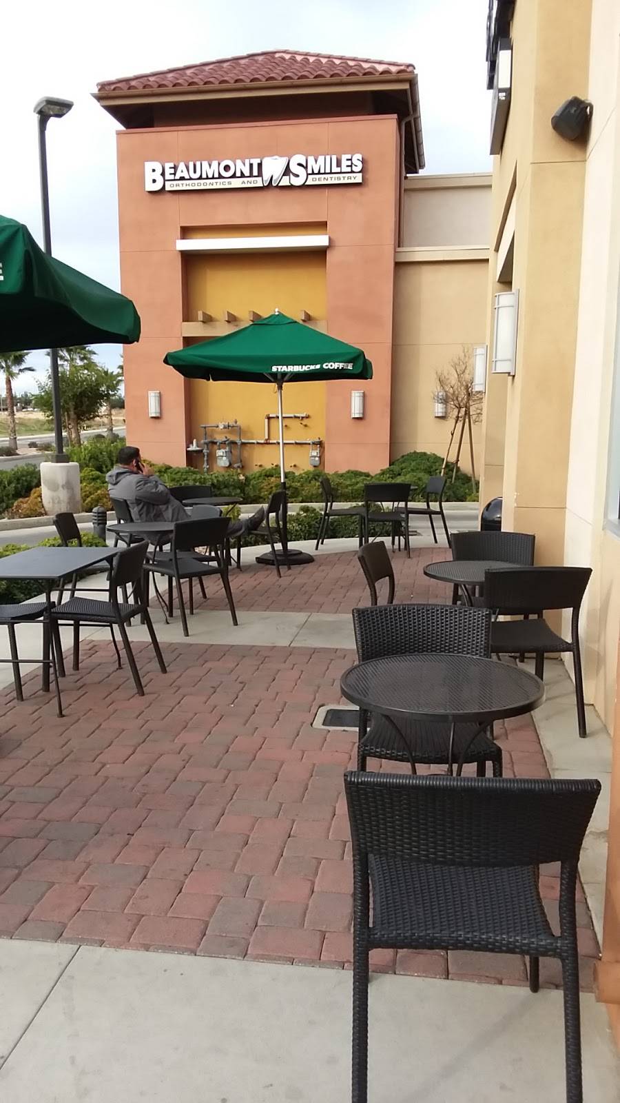 Starbucks | cafe | 1610 E 2nd St Marketplace, Beaumont, CA 92223, USA | 9517695044 OR +1 951-769-5044