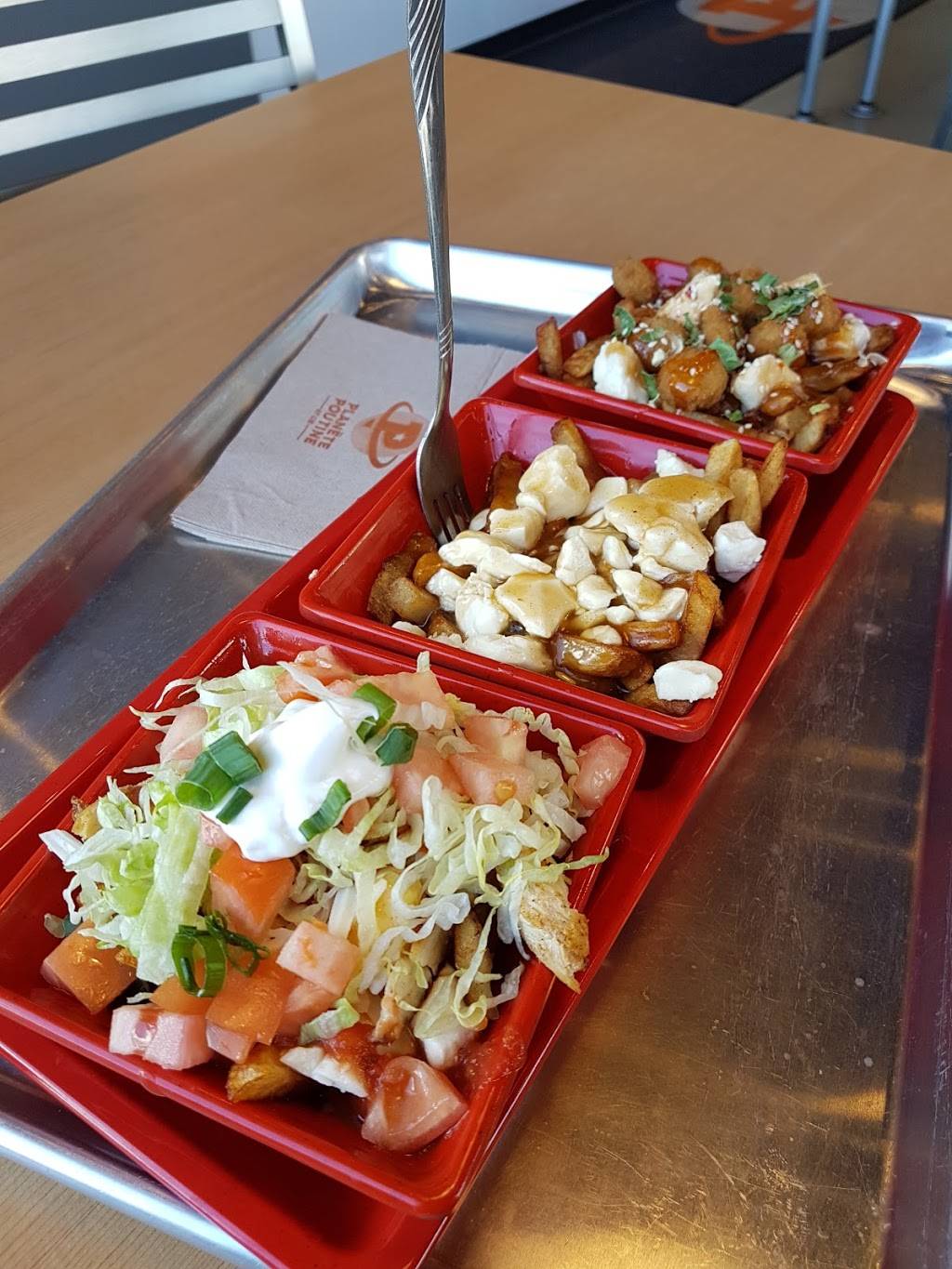 Planète Poutine | restaurant | 140 Rue Robitaille, Granby, QC J2H 0R9, Canada | 4503757557 OR +1 450-375-7557